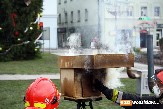 Zdjęcie w galerii na portalu naszwodzislaw.com: Niecodzienny pokaz na wodzisławskim Rynku, czyli jak palić w piecu, aby było tanio i ekologicznie wiadomości z regionu