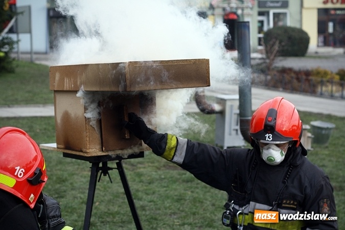 Zdjęcie w galerii na portalu naszwodzislaw.com: Niecodzienny pokaz na wodzisławskim Rynku, czyli jak palić w piecu, aby było tanio i ekologicznie wiadomości z regionu