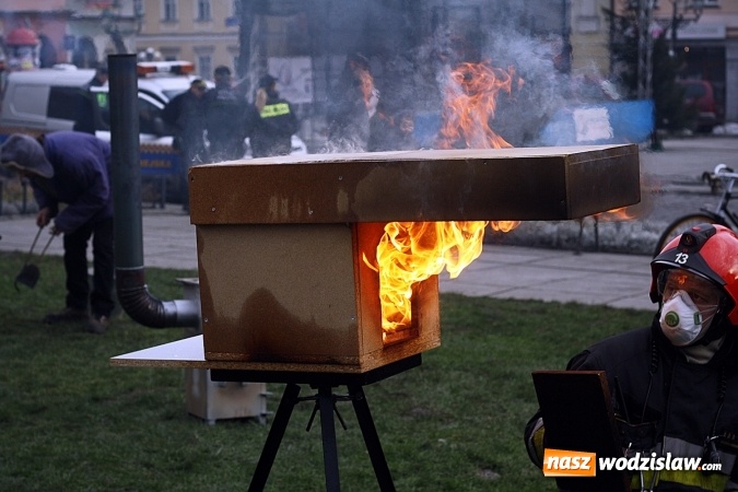 Zdjęcie w galerii na portalu naszwodzislaw.com: Niecodzienny pokaz na wodzisławskim Rynku, czyli jak palić w piecu, aby było tanio i ekologicznie wiadomości z regionu