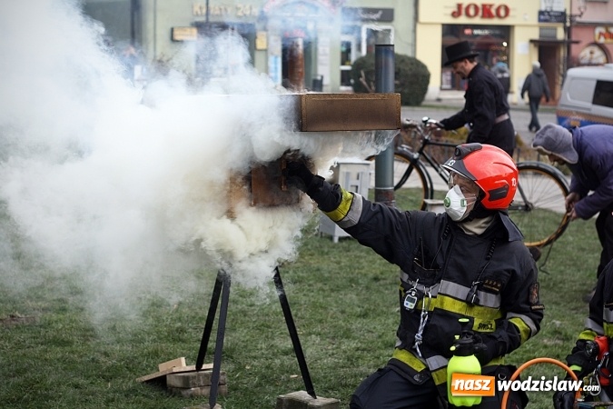 Zdjęcie w galerii na portalu naszwodzislaw.com: Niecodzienny pokaz na wodzisławskim Rynku, czyli jak palić w piecu, aby było tanio i ekologicznie wiadomości z regionu