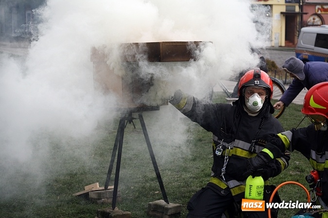 Zdjęcie w galerii na portalu naszwodzislaw.com: Niecodzienny pokaz na wodzisławskim Rynku, czyli jak palić w piecu, aby było tanio i ekologicznie wiadomości z regionu