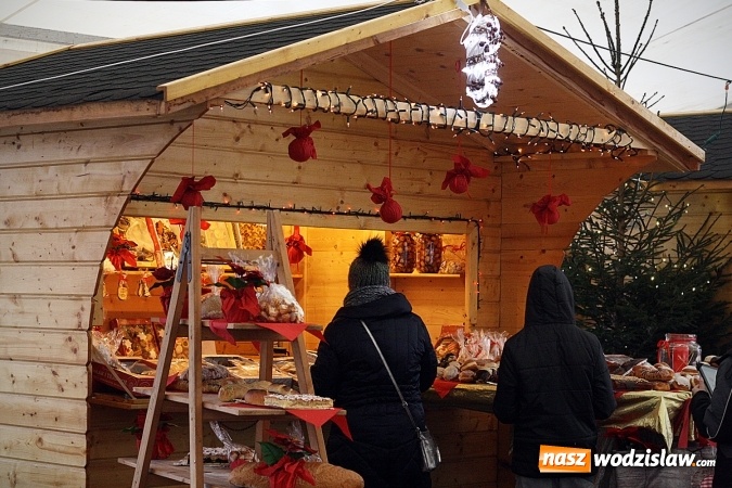 Zdjęcie w galerii na portalu naszwodzislaw.com: Degustacja świątecznych smakołyków na wodzisławskim Rynku. Było smacznie!  wiadomości z regionu