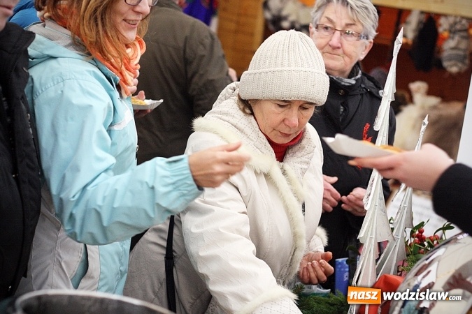Zdjęcie w galerii na portalu naszwodzislaw.com: Degustacja świątecznych smakołyków na wodzisławskim Rynku. Było smacznie!  wiadomości z regionu