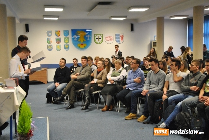 Zdjęcie w galerii na portalu naszwodzislaw.com: Były uczeń placówki, obecnie pisarz. Marcin Szewczyk gościł w ZST  wiadomości z regionu