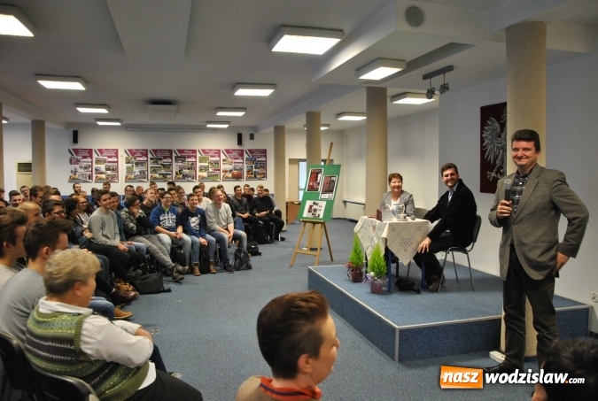 Zdjęcie w galerii na portalu naszwodzislaw.com: Były uczeń placówki, obecnie pisarz. Marcin Szewczyk gościł w ZST  wiadomości z regionu