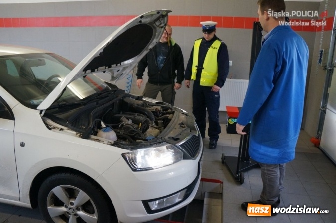 Zdjęcie w galerii na portalu naszwodzislaw.com: Wodzisławscy policjanci zachęcali kierowców do sprawdzenia świateł i rozdawali odblaski wiadomości z regionu