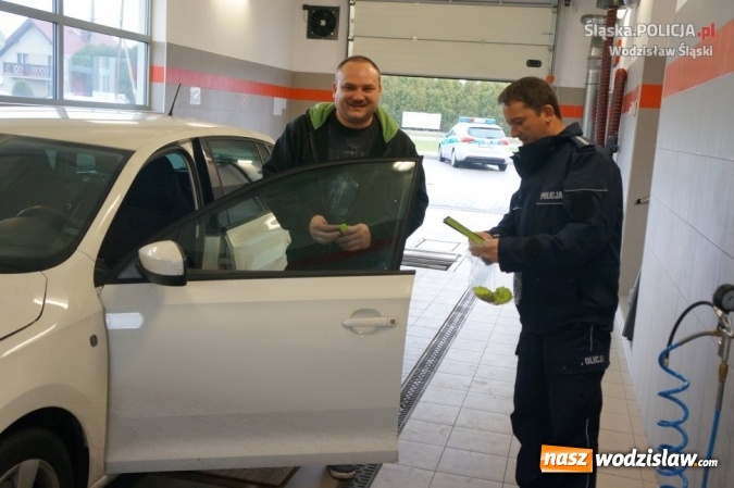 Zdjęcie w galerii na portalu naszwodzislaw.com: Wodzisławscy policjanci zachęcali kierowców do sprawdzenia świateł i rozdawali odblaski wiadomości z regionu