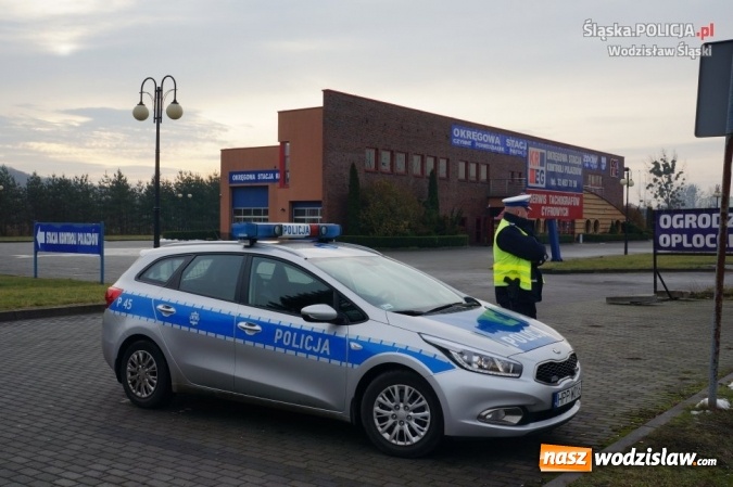 Zdjęcie w galerii na portalu naszwodzislaw.com: Wodzisławscy policjanci zachęcali kierowców do sprawdzenia świateł i rozdawali odblaski wiadomości z regionu