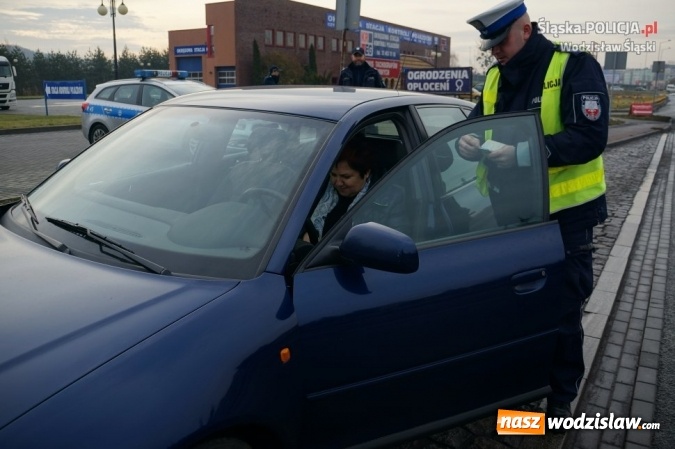 Zdjęcie w galerii na portalu naszwodzislaw.com: Wodzisławscy policjanci zachęcali kierowców do sprawdzenia świateł i rozdawali odblaski wiadomości z regionu
