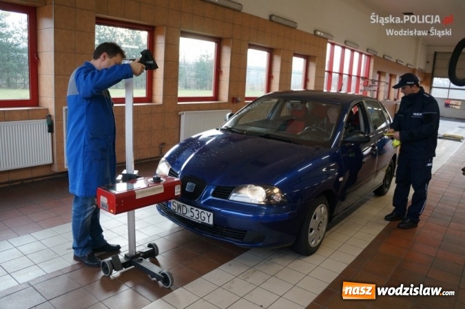 Zdjęcie w galerii na portalu naszwodzislaw.com: Wodzisławscy policjanci zachęcali kierowców do sprawdzenia świateł i rozdawali odblaski wiadomości z regionu