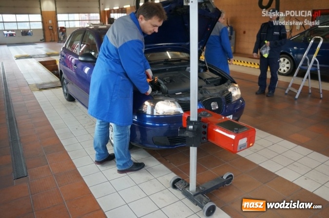 Zdjęcie w galerii na portalu naszwodzislaw.com: Wodzisławscy policjanci zachęcali kierowców do sprawdzenia świateł i rozdawali odblaski wiadomości z regionu