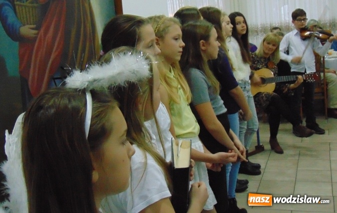 Zdjęcie w galerii na portalu naszwodzislaw.com: Wigilia dla samotnych. Starsze i potrzebujące osoby zasiadły przy jednym stole wiadomości z regionu