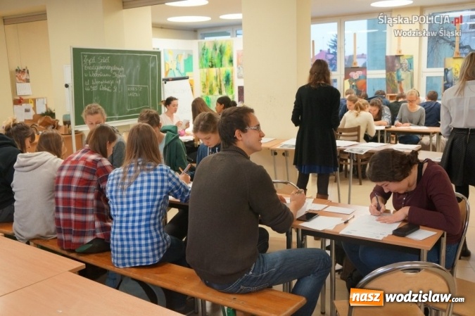 Zdjęcie w galerii na portalu naszwodzislaw.com: Policjanci pisali listy w obronie praw człowieka  wiadomości z regionu