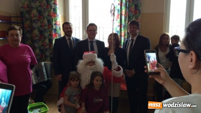 Zdjęcie w galerii na portalu naszwodzislaw.com: Święty Mikołaj odwiedził rydułtowski szpital  wiadomości z regionu