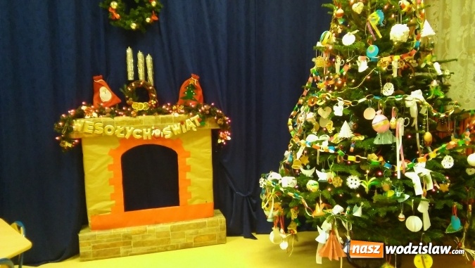 Zdjęcie w galerii na portalu naszwodzislaw.com: Wspólnie ozdabiali choinkę  wiadomości z regionu