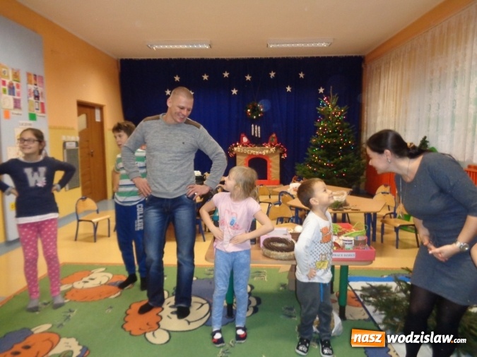 Zdjęcie w galerii na portalu naszwodzislaw.com: Wspólnie ozdabiali choinkę  wiadomości z regionu