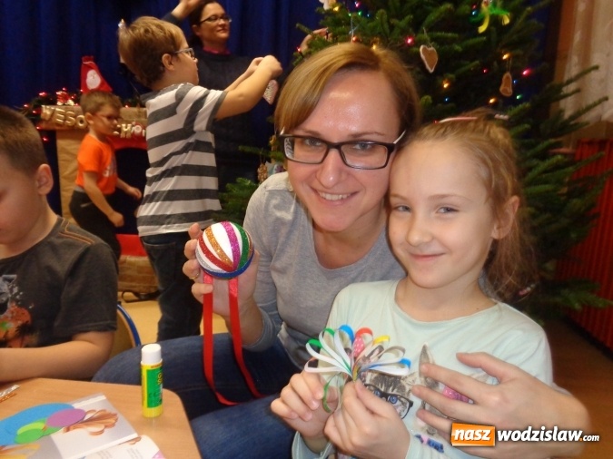 Zdjęcie w galerii na portalu naszwodzislaw.com: Wspólnie ozdabiali choinkę  wiadomości z regionu