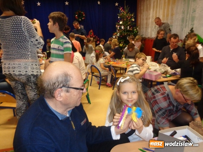 Zdjęcie w galerii na portalu naszwodzislaw.com: Wspólnie ozdabiali choinkę  wiadomości z regionu