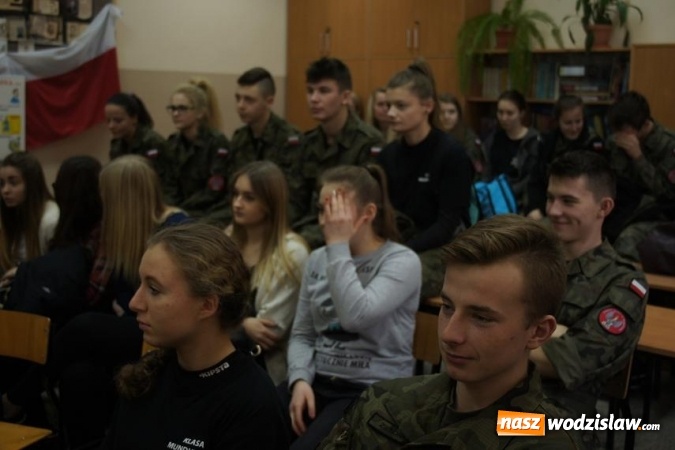 Zdjęcie w galerii na portalu naszwodzislaw.com: Znana modelka Ilona Felicjańska odwiedziła uczniów gogołowskiego liceum wiadomości z regionu