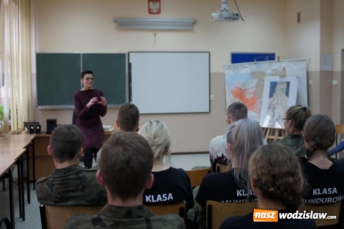 Zdjęcie w galerii na portalu naszwodzislaw.com: Znana modelka Ilona Felicjańska odwiedziła uczniów gogołowskiego liceum wiadomości z regionu