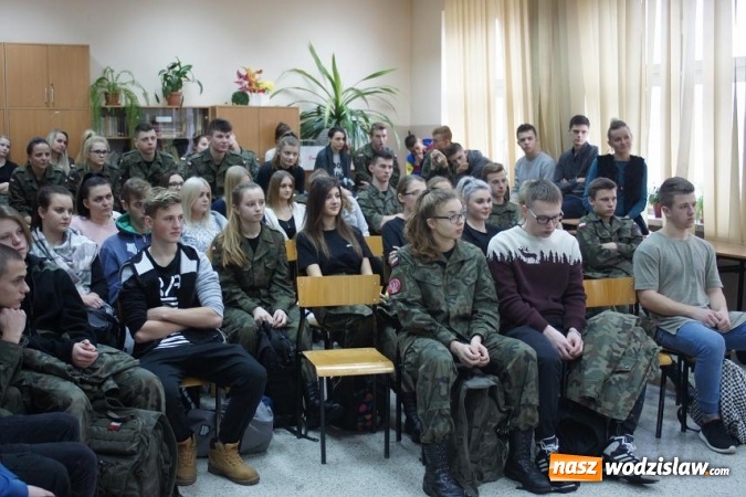 Zdjęcie w galerii na portalu naszwodzislaw.com: Znana modelka Ilona Felicjańska odwiedziła uczniów gogołowskiego liceum wiadomości z regionu