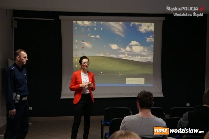 Zdjęcie w galerii na portalu naszwodzislaw.com: Z młodym kierowcą w drodze po doświadczenie. Policjanci z wizytą w Rydułtowach  wiadomości z regionu
