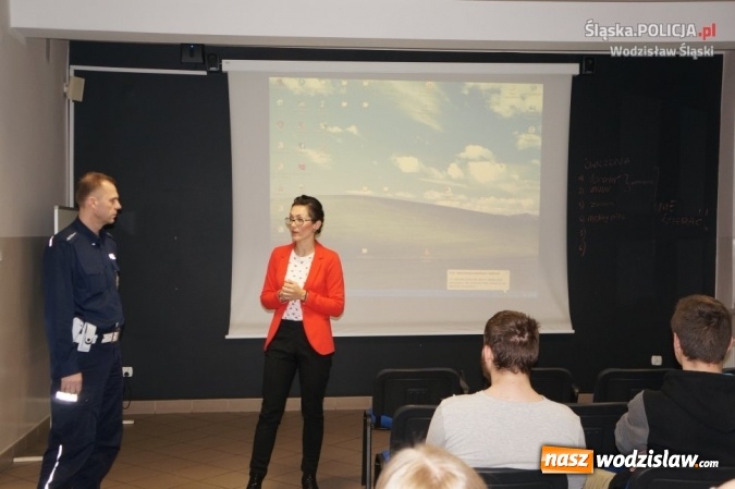 Zdjęcie w galerii na portalu naszwodzislaw.com: Z młodym kierowcą w drodze po doświadczenie. Policjanci z wizytą w Rydułtowach  wiadomości z regionu