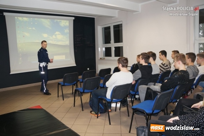 Zdjęcie w galerii na portalu naszwodzislaw.com: Z młodym kierowcą w drodze po doświadczenie. Policjanci z wizytą w Rydułtowach  wiadomości z regionu