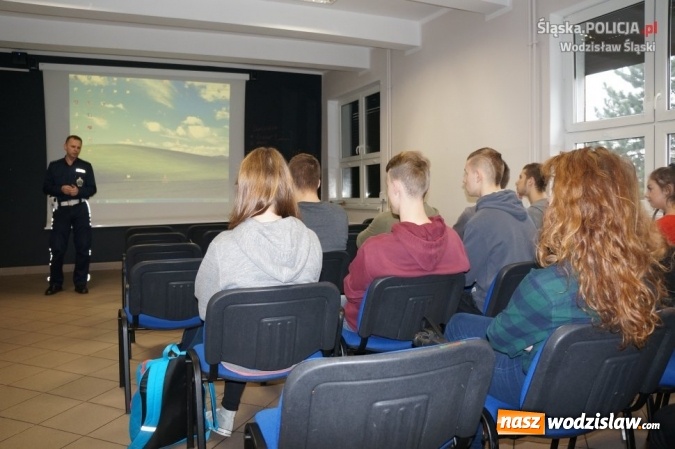 Zdjęcie w galerii na portalu naszwodzislaw.com: Z młodym kierowcą w drodze po doświadczenie. Policjanci z wizytą w Rydułtowach  wiadomości z regionu
