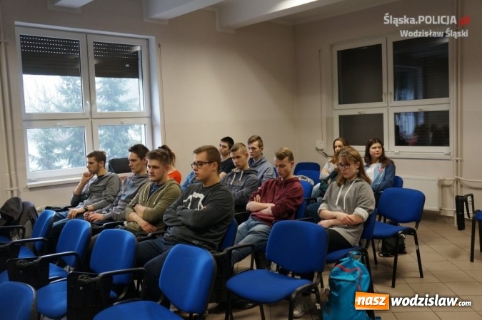 Zdjęcie w galerii na portalu naszwodzislaw.com: Z młodym kierowcą w drodze po doświadczenie. Policjanci z wizytą w Rydułtowach  wiadomości z regionu