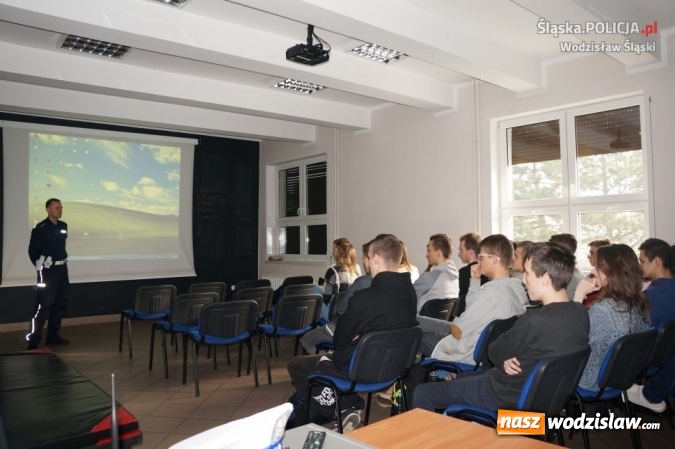 Zdjęcie w galerii na portalu naszwodzislaw.com: Z młodym kierowcą w drodze po doświadczenie. Policjanci z wizytą w Rydułtowach  wiadomości z regionu