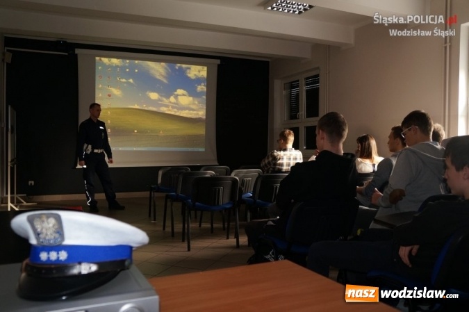 Zdjęcie w galerii na portalu naszwodzislaw.com: Z młodym kierowcą w drodze po doświadczenie. Policjanci z wizytą w Rydułtowach  wiadomości z regionu