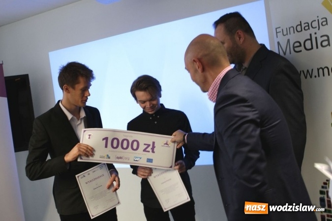 Zdjęcie w galerii na portalu naszwodzislaw.com: Rybniczenie laureatami hackathonu Hack Heroes  wiadomości z regionu