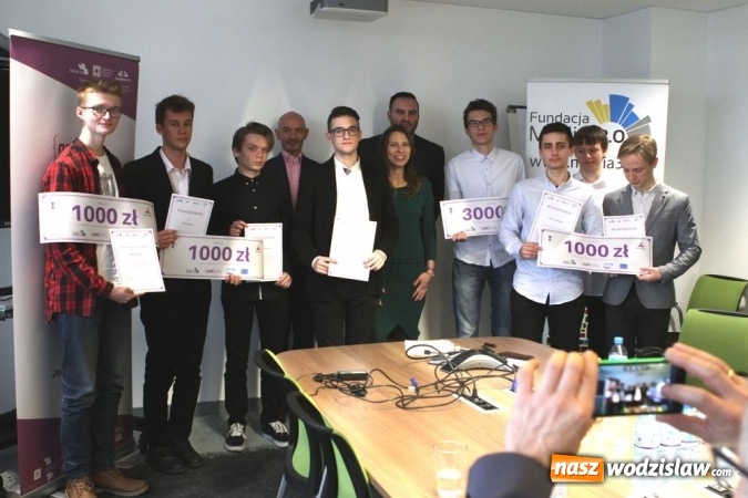 Zdjęcie w galerii na portalu naszwodzislaw.com: Rybniczenie laureatami hackathonu Hack Heroes  wiadomości z regionu