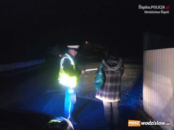 Zdjęcie w galerii na portalu naszwodzislaw.com: Bądź widoczny po zmierzchu i noś odblaski. Wodzisławscy policjanci przyjrzeli się pieszym  wiadomości z regionu