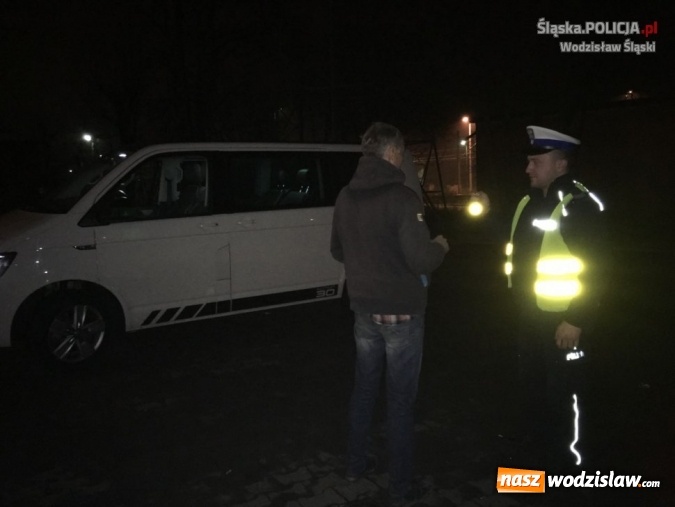 Zdjęcie w galerii na portalu naszwodzislaw.com: Bądź widoczny po zmierzchu i noś odblaski. Wodzisławscy policjanci przyjrzeli się pieszym  wiadomości z regionu