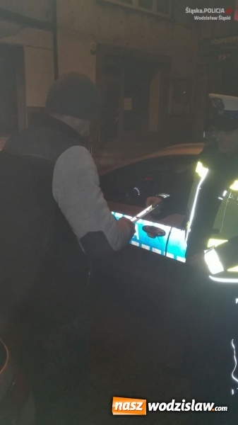 Zdjęcie w galerii na portalu naszwodzislaw.com: Bądź widoczny po zmierzchu i noś odblaski. Wodzisławscy policjanci przyjrzeli się pieszym  wiadomości z regionu