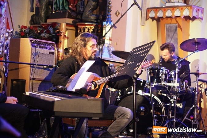 Zdjęcie w galerii na portalu naszwodzislaw.com: Adwentowe granie w Marklowicach zgromadziło dziesiątki mieszkańców  wiadomości z regionu