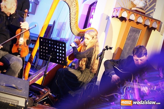 Zdjęcie w galerii na portalu naszwodzislaw.com: Adwentowe granie w Marklowicach zgromadziło dziesiątki mieszkańców  wiadomości z regionu