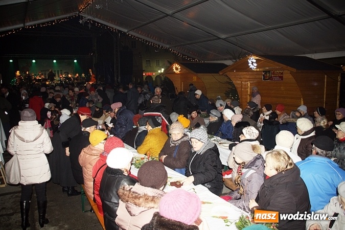 Zdjęcie w galerii na portalu naszwodzislaw.com: Wodzisławianie przełamali się opłatkiem z prezydentem  wiadomości z regionu