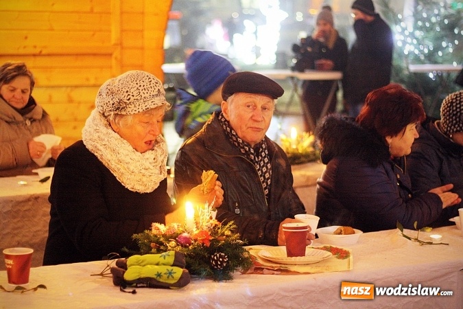 Zdjęcie w galerii na portalu naszwodzislaw.com: Wodzisławianie przełamali się opłatkiem z prezydentem  wiadomości z regionu