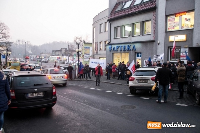 Zdjęcie w galerii na portalu naszwodzislaw.com: Protest pod biurem poselskim Teresy Glenc (PiS). Wodzisławianie w obronie medi&oacute;w wiadomości z regionu