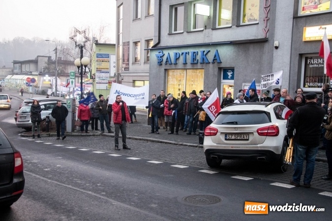 Zdjęcie w galerii na portalu naszwodzislaw.com: Protest pod biurem poselskim Teresy Glenc (PiS). Wodzisławianie w obronie medi&oacute;w wiadomości z regionu