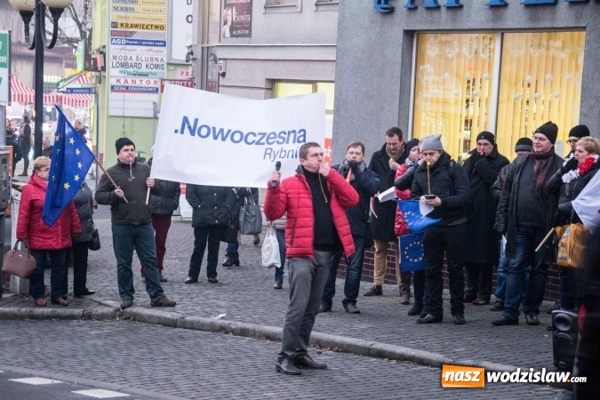 Zdjęcie w galerii na portalu naszwodzislaw.com: Protest pod biurem poselskim Teresy Glenc (PiS). Wodzisławianie w obronie medi&oacute;w wiadomości z regionu