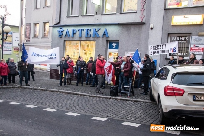 Zdjęcie w galerii na portalu naszwodzislaw.com: Protest pod biurem poselskim Teresy Glenc (PiS). Wodzisławianie w obronie medi&oacute;w wiadomości z regionu