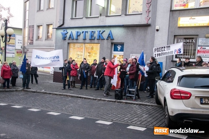 Zdjęcie w galerii na portalu naszwodzislaw.com: Protest pod biurem poselskim Teresy Glenc (PiS). Wodzisławianie w obronie medi&oacute;w wiadomości z regionu
