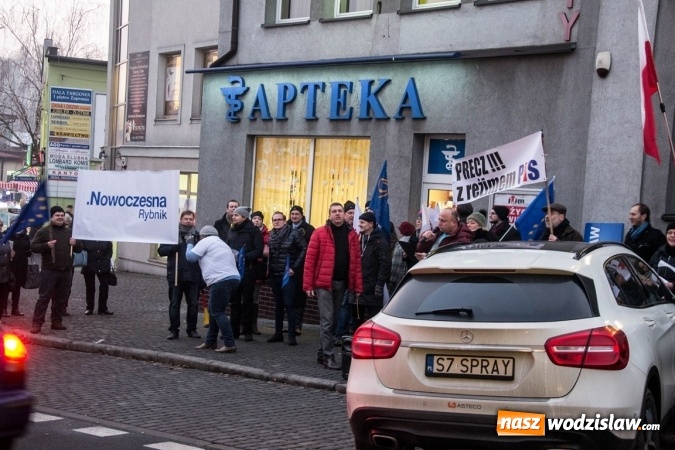 Zdjęcie w galerii na portalu naszwodzislaw.com: Protest pod biurem poselskim Teresy Glenc (PiS). Wodzisławianie w obronie medi&oacute;w wiadomości z regionu