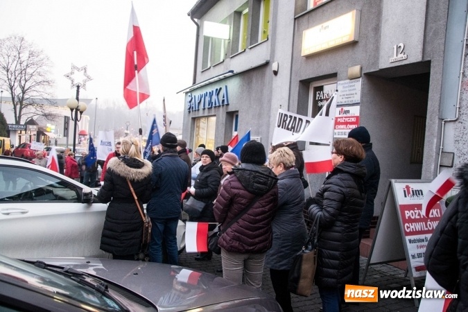 Zdjęcie w galerii na portalu naszwodzislaw.com: Protest pod biurem poselskim Teresy Glenc (PiS). Wodzisławianie w obronie medi&oacute;w wiadomości z regionu