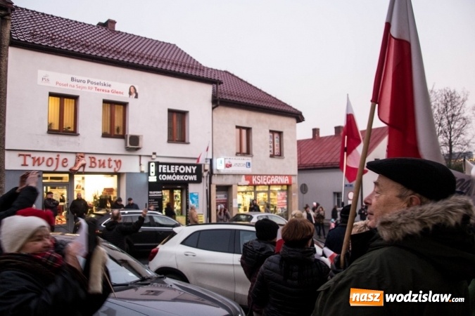 Zdjęcie w galerii na portalu naszwodzislaw.com: Protest pod biurem poselskim Teresy Glenc (PiS). Wodzisławianie w obronie medi&oacute;w wiadomości z regionu