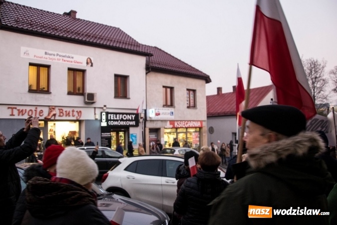 Zdjęcie w galerii na portalu naszwodzislaw.com: Protest pod biurem poselskim Teresy Glenc (PiS). Wodzisławianie w obronie medi&oacute;w wiadomości z regionu